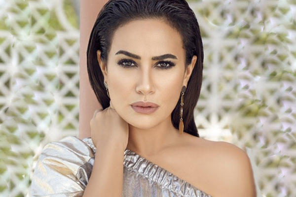 هند صبري تدعم صابرين بخلعها للحجاب
