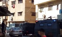 شاهد بالفيديو .. مداهمة امنية تطيح بمروج مخدرات احاط منزله بسياج مكهرب