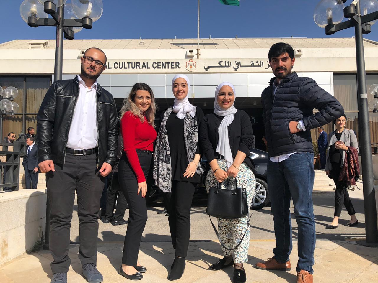 طلبة جامعة عمان الأهلية يشاركون بجلسة حوارية مع رئيس الحكومة