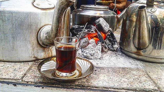 الوزير المقعد وبائع الشاي