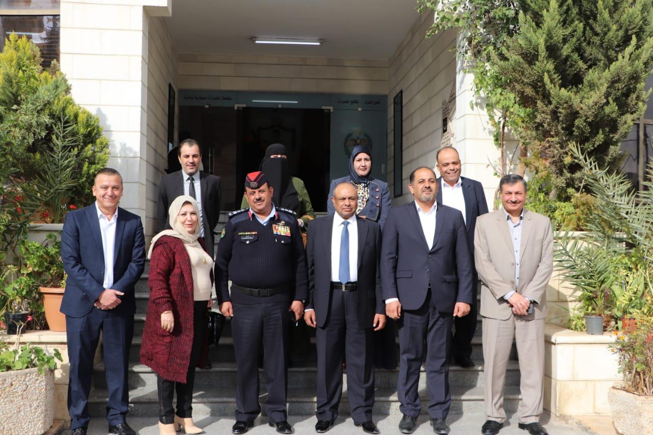 وفد نيابي يزور مركز معالجة الإدمان التابع لإدارة المخدرات