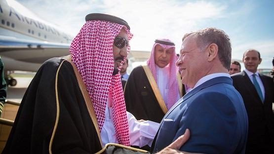 الملك يعزي خادم الحرمين الشريفين بوفاة الأمير متعب بن عبدالعزيز آل سعود