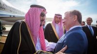 الملك يعزي خادم الحرمين الشريفين بوفاة الأمير متعب بن عبدالعزيز آل سعود