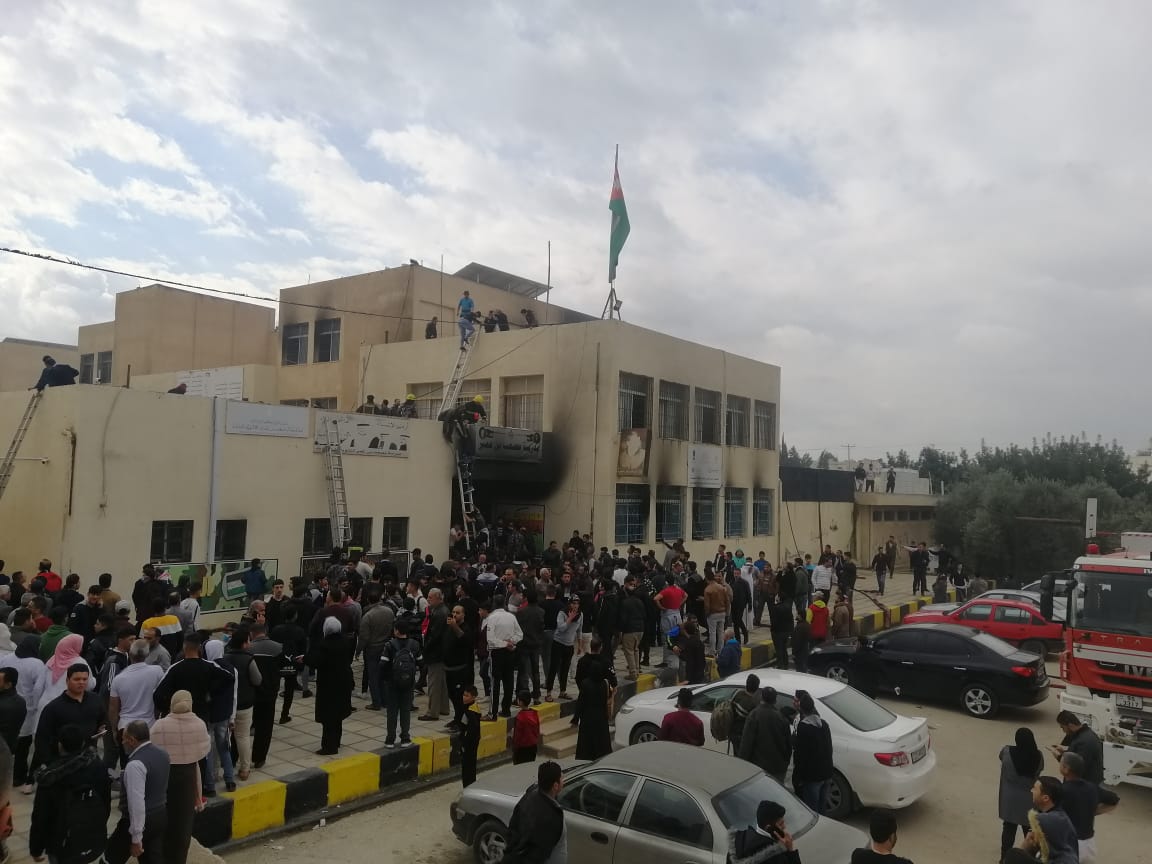 مصابون باختناق بحريق مدرسة بالرمثا يغارون المستشفى