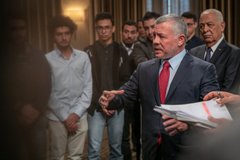 الملك يلتقي طلبة جامعيين حققوا نتائج متقدمة بمسابقات للبرمجة (صور)