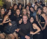 الفنان المصري محمود حميدة مع 12 فتاة!