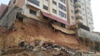 إخلاء 14 عائلة إثر انهيار جدار استنادي لإحدى البنايات في الزرقاء (فيديو)
