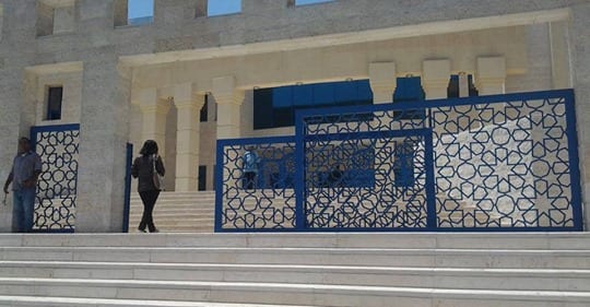 توقيف فتاة بتهمة الاعتداء على رجل أمن بمحكمة الزرقاء