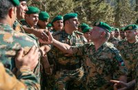 بالصور .. الملك يتابع تمرينا لقيادة الحرس الملكي الخاص
