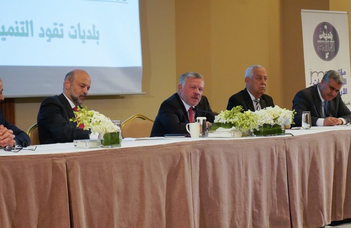 خلال زيارته المفاجأة .. الملك يؤكد ضرورة أن تأخذ البلديات دورها في العمل التنموي (فيديو وصور)