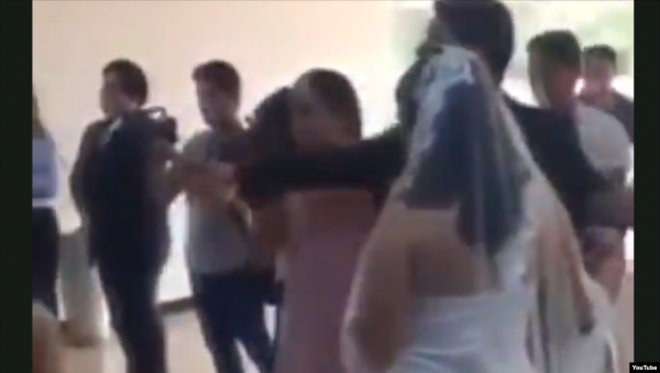 اقتحمت حفل زفاف لتقول للعريس "أحبك" وتصفع العروس (فيديو)