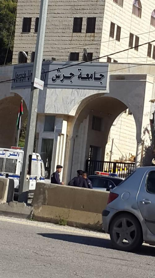 اندلاع مشاجره كبيرة بين الطلبة داخل بوابات جامعة جرش(فيديو)
