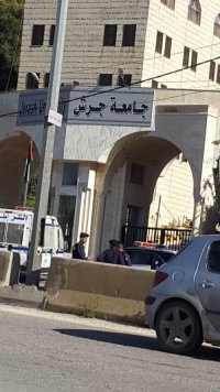 اندلاع مشاجره كبيرة بين الطلبة داخل بوابات جامعة جرش(فيديو)