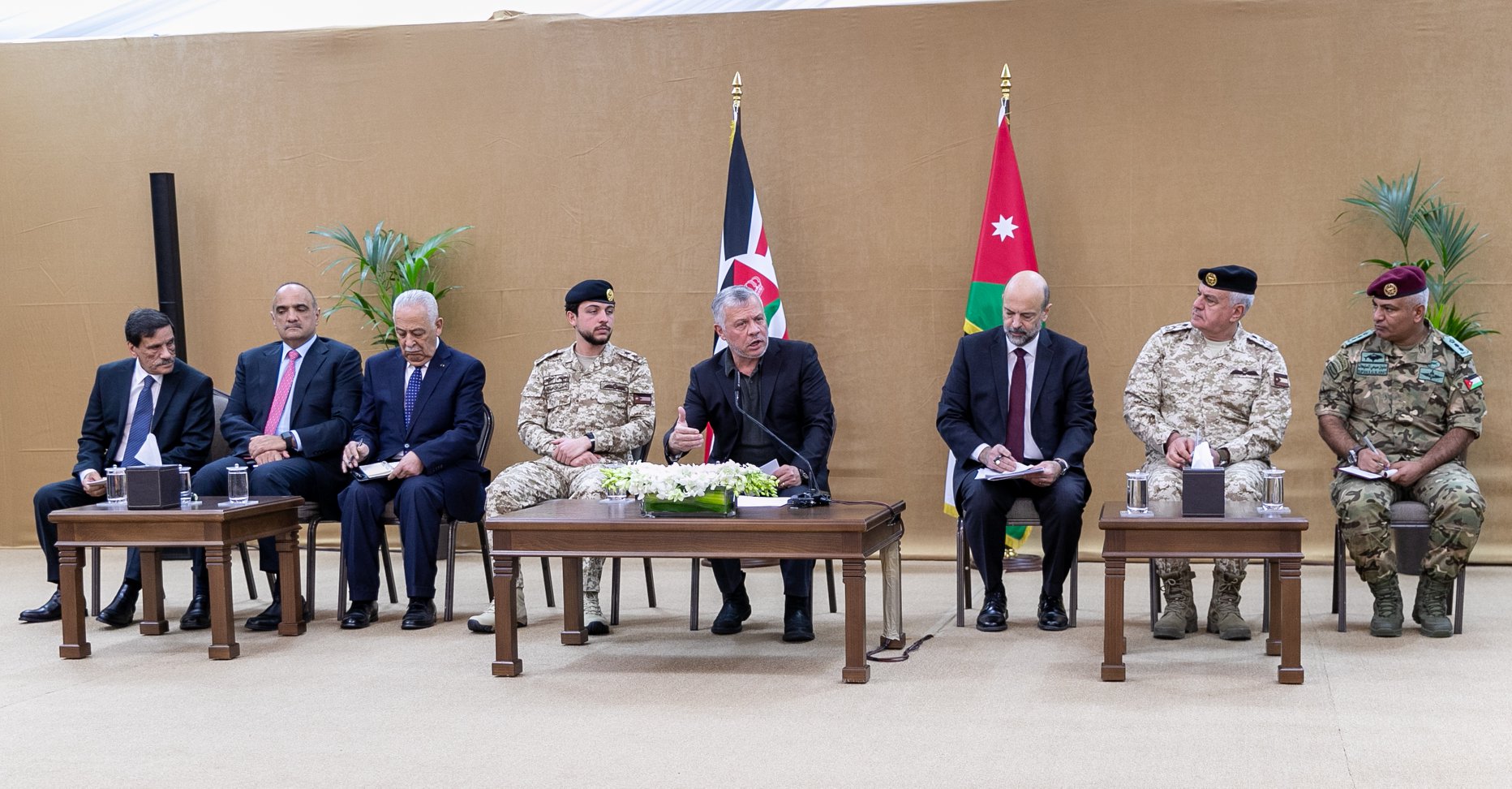 الملك يلتقي في مجلس بسمان ابناء عباد (صور)