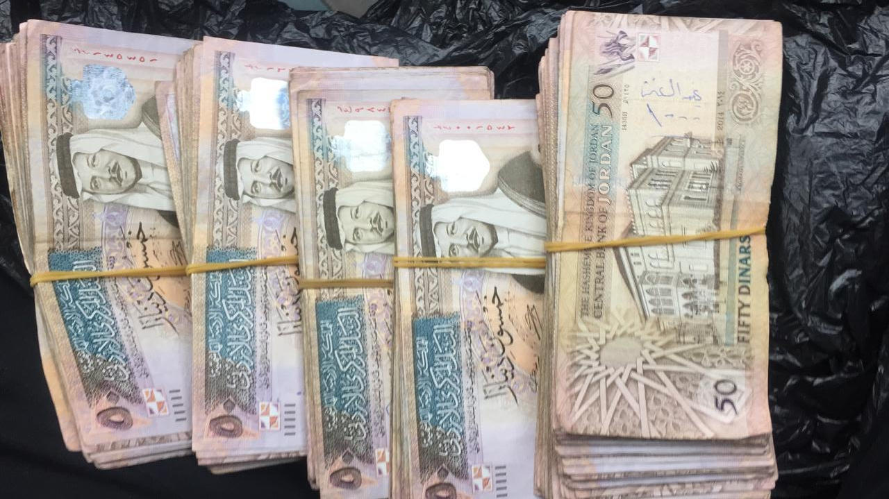 القبض على 4 سلبوا محطة محروقات في عمان وضبط 14 ألف دينار
