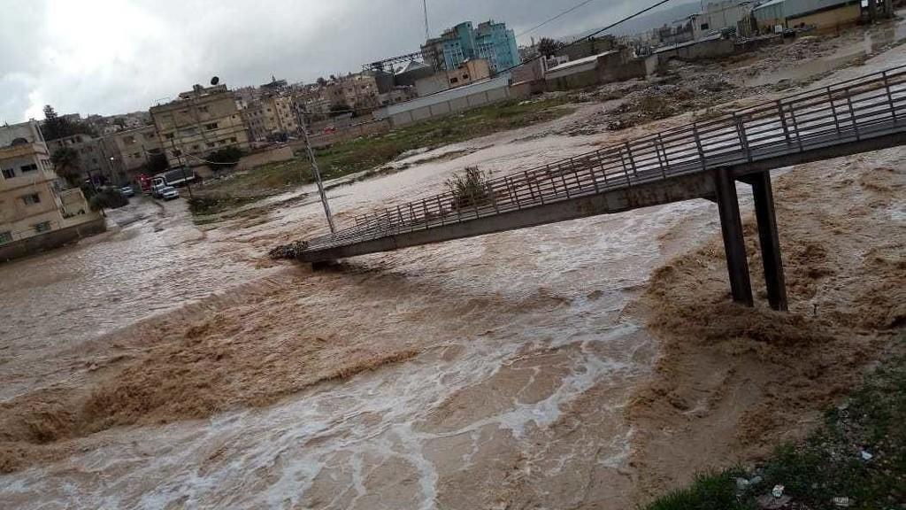 البحث عن شخص جرفته السيول مستمر بالرغم من صعوبات