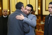 ملابس إيهاب توفيق بعزاء والده تثير الجدل
