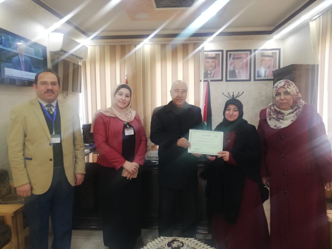 مدير تربية جرش يكرم المعلمة رقية القيسي