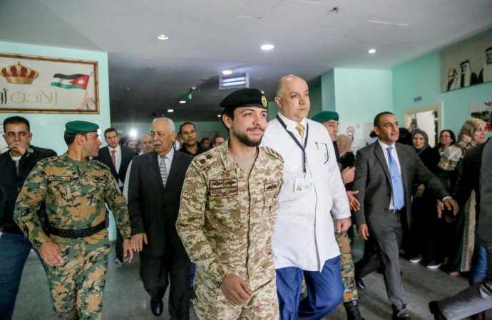 ولي العهد يزور مستشفى الأمير حسين في البقعة(صور وفيديو)