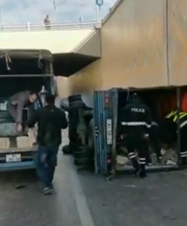 انقلاب مركبة يتسبب بإغلاق نفق الجمرك (فيديو)