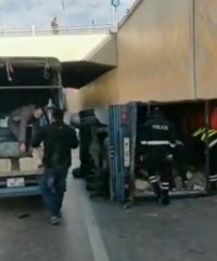 انقلاب مركبة يتسبب بإغلاق نفق الجمرك (فيديو)