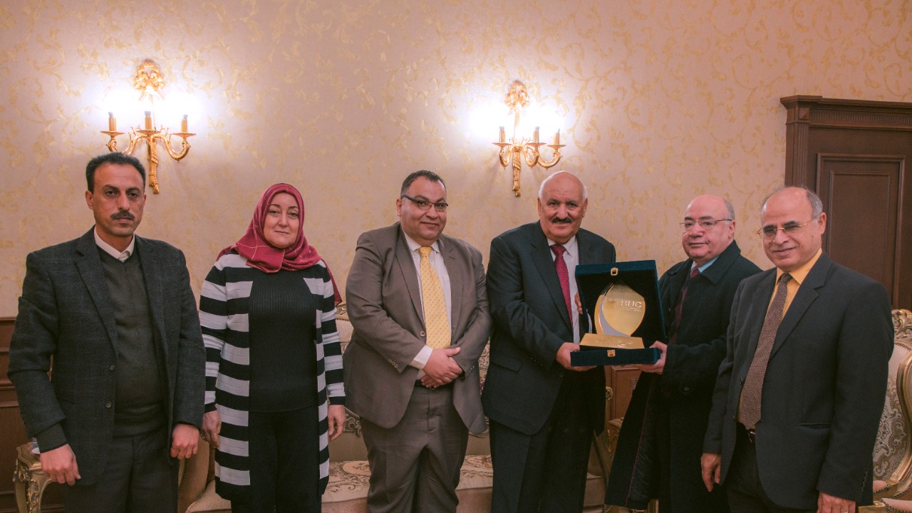 رئيس جامعة بدر المصرية يكرم رئيس مجلس إدارة شركة الزرقاء للتعليم والاستثمار