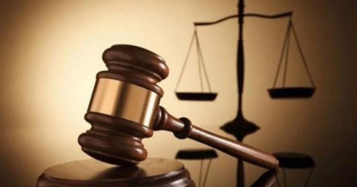 سجد باكيا أمام المحكمة .. لحظة اعلان براءته من التحرش بطفلتيه