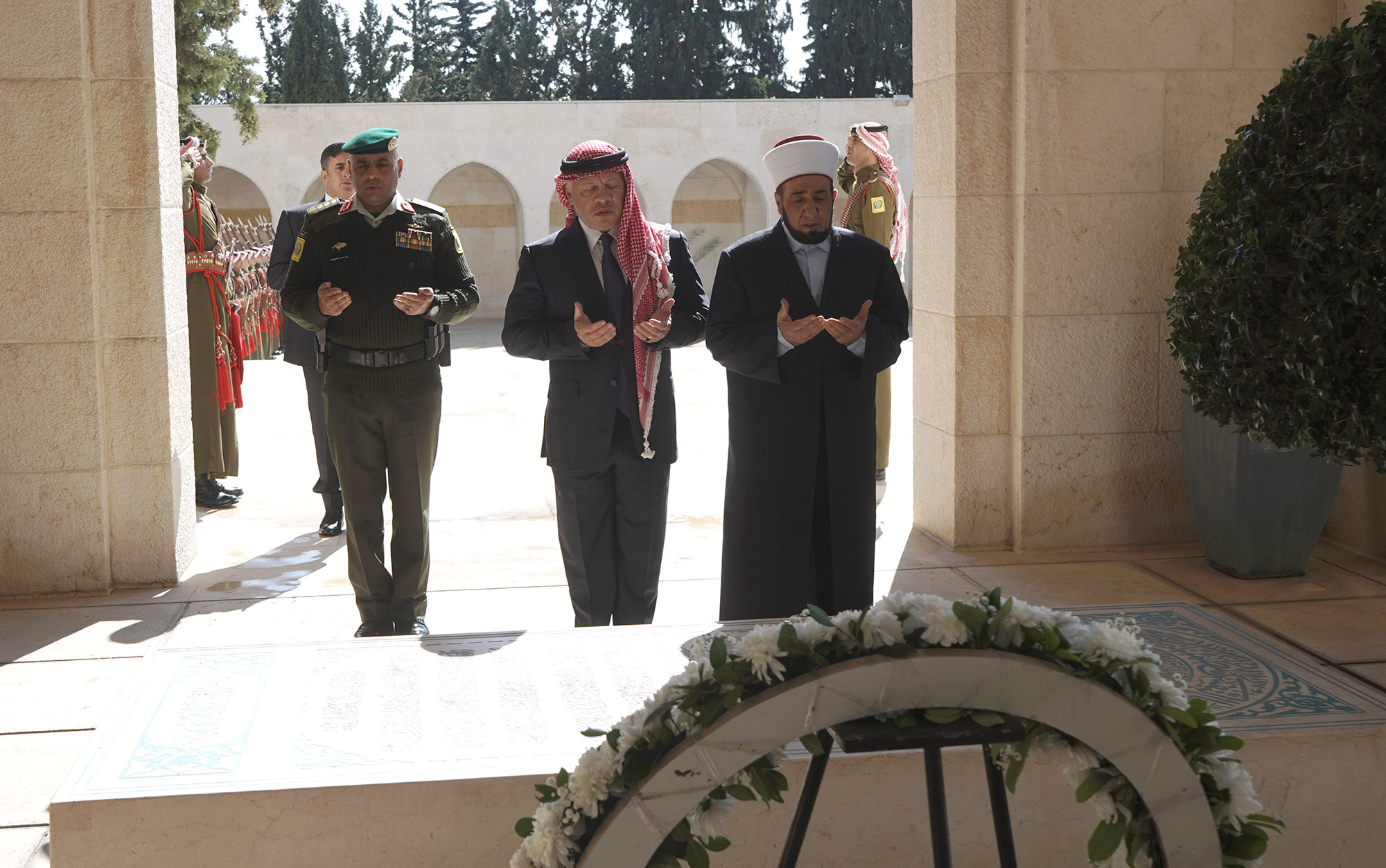 الملك يزور ضريح المغفور له الملك الحسين بن طلال(صور)