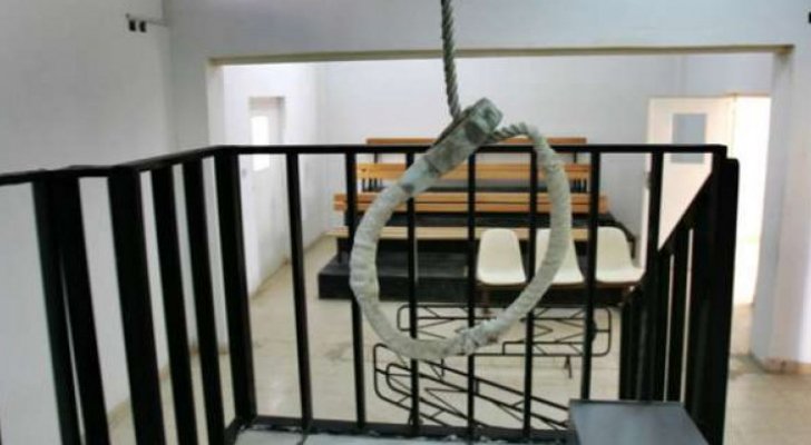 اعدام شقيقتين قتلتا مسنا وخادمته بوحشية في ام اذينة