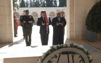 الملك يزور ضريح المغفور له الملك الحسين بن طلال(صور)