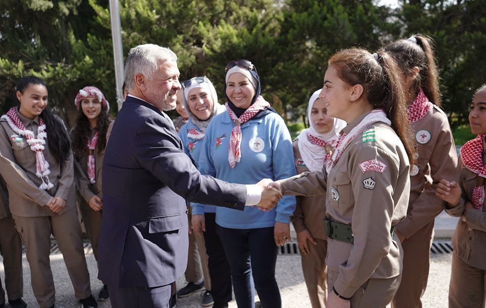 الملك يشارك كشافة ومرشدات جانباً من زيارتهم إلى قصر رغدان العامر(صور)