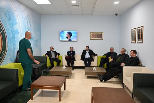 اطباء من مستشفى الجامعة يزورون مستشفى الكندي
