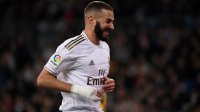 رئيس ريال مدريد يقدم هدية تذكارية لبنزيما بعد الإطاحة ببرشلونة (صورة)