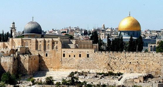 تعقيم الأقصى يوميا لمواجهة كورونا