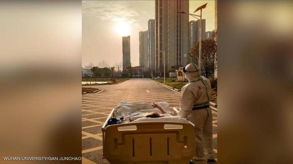 طبيب ومريض وشمس.. قصة صورة" كورونا" التي هزت شبكات التواصل