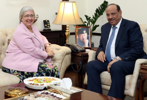 وزير الداخلية يلتقي السفيرة الكندية