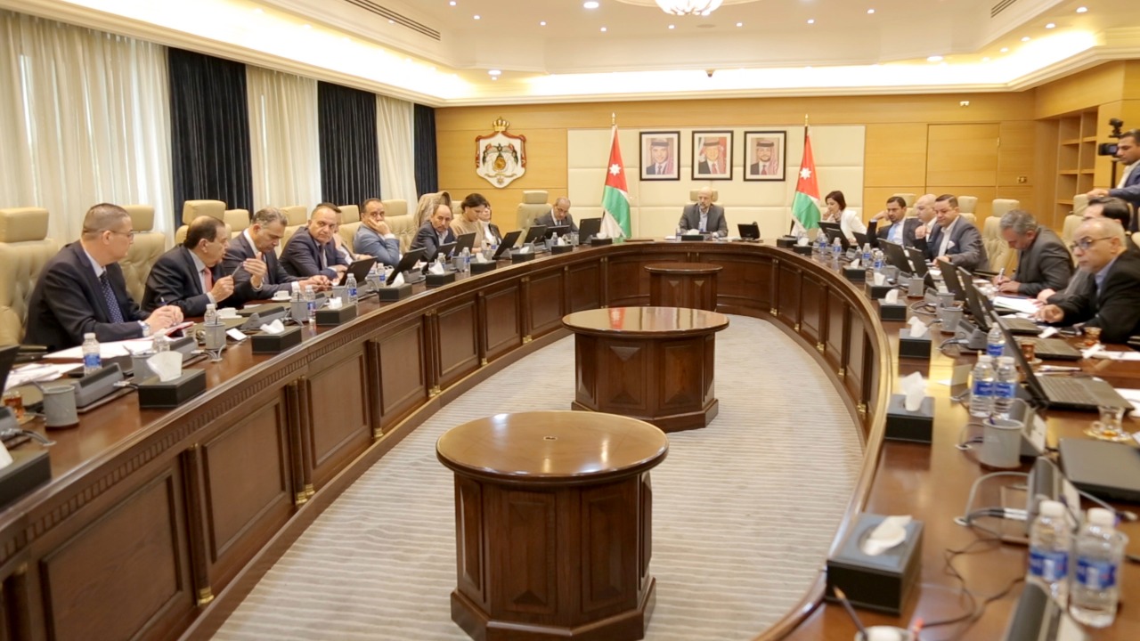 الرزاز يترأس اجتماعا للفريق الاقتصادي خصص لمناقشة آثار كورونا على الاقتصاد – فيديو