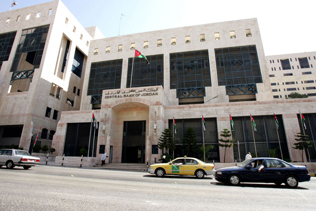 قرار مرتقب من "المركزي" للبنوك بدعوتها لتأجيل أو جدولة قروض المواطنين