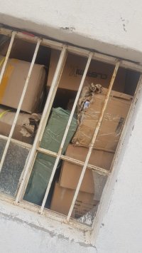 الجمارك تداهم مستودعاً يحتوي بضائع مهربة في العقبة