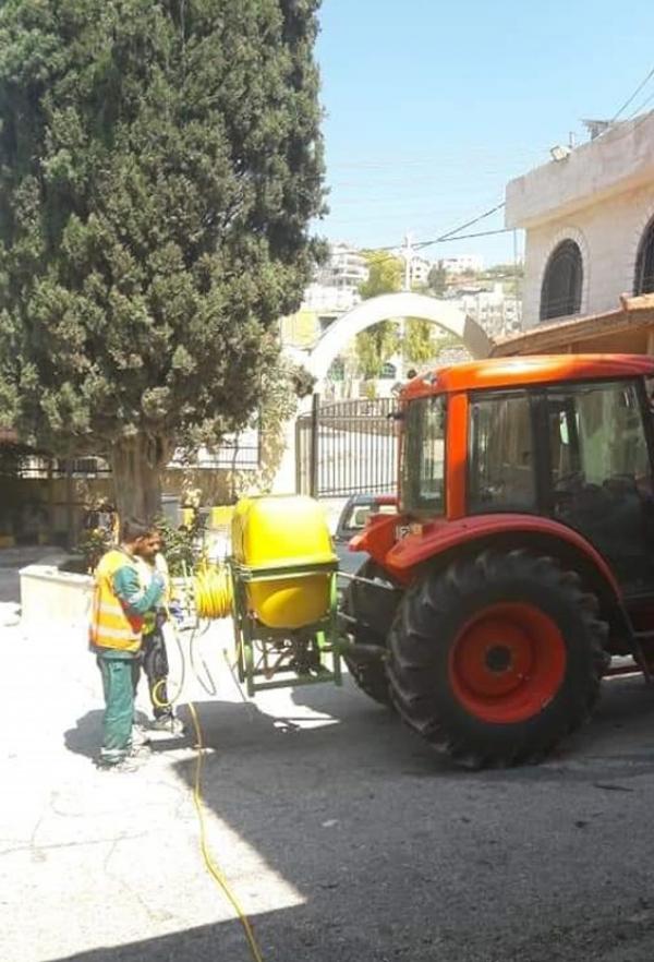 بلديتا الفحيص والوسطية تنفذان حملة لتعقيم المرافق العامة