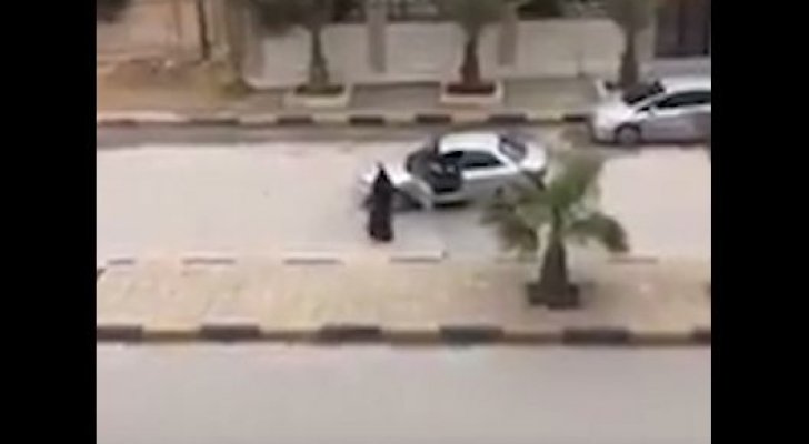 ضبط فتاة أوقفت مركبتها بالشارع وقامت بحركات راقصة (فيديو)