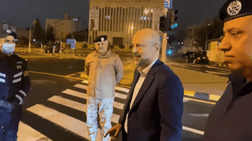 رئيس الوزراء يتفقد في جولة ميدانية مدى تطبيق حظر التجول (فيديو)