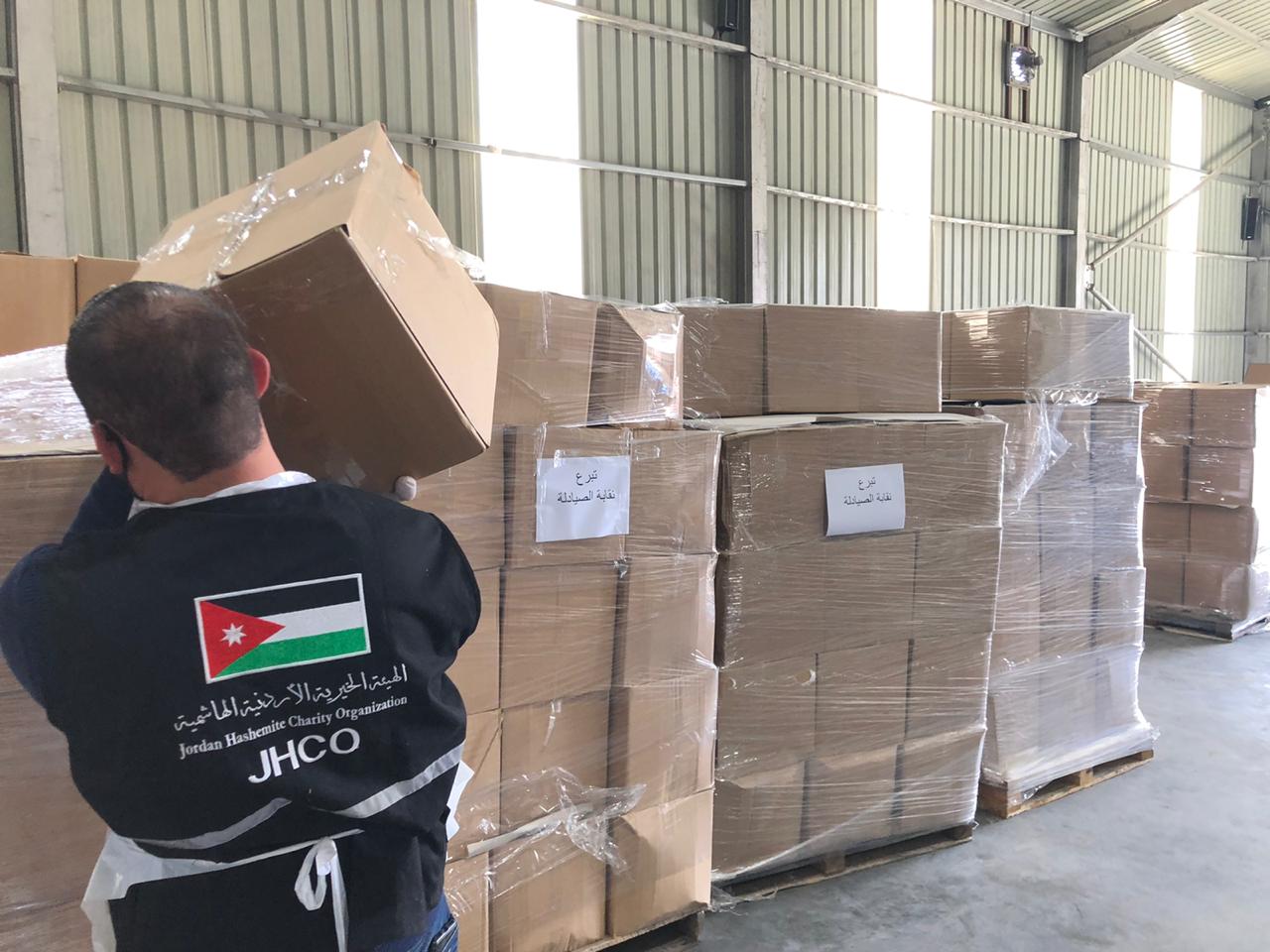 نقابة الصيادلة تسلم "الخيرية الهاشمية" تبرعا بقيمة الف طرد غذائي