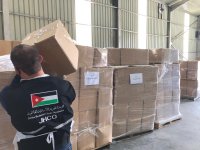 نقابة الصيادلة تسلم "الخيرية الهاشمية" تبرعا بقيمة الف طرد غذائي