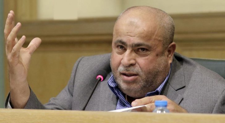 النائب عطية يطالب الرزاز بدعم الصحف الورقية