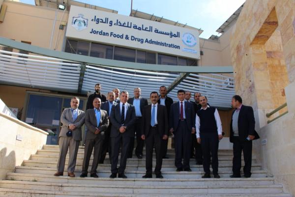 وزير الصحة يطلع على مخزون الأدوية في الأردن