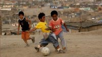 ضبط 8 أشخاص يلعبون كرة القدم في البيادر