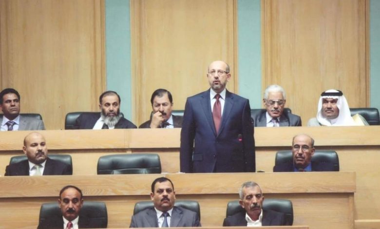 بـ"معلومات صادمة" .. وزير سابق يهدد الرزاز