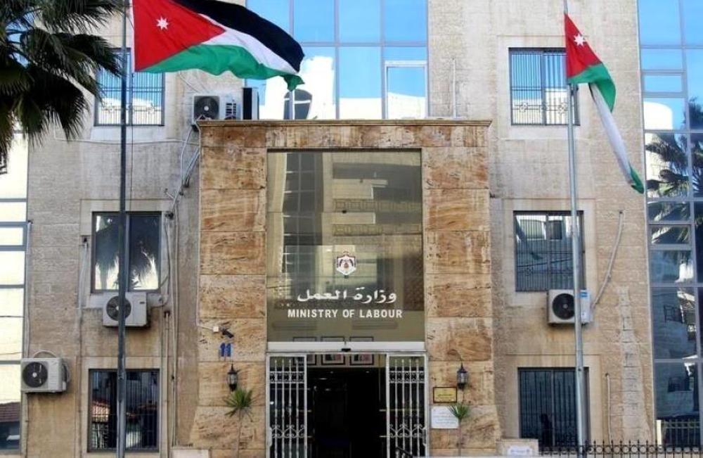 "العمل" تنشر أسماء 433 عاملاً مخالفاً لم يغادروا المملكة