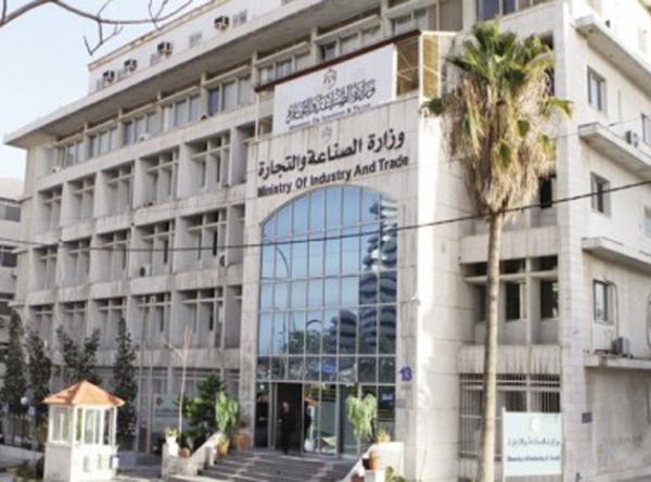 "الصناعة والتجارة" تبحث مشكلات قطاعات تجارية